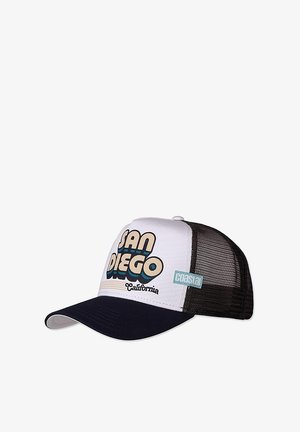 Berretto da camionista con parte anteriore bianca e testo "SAN DIEGO" in colori vivaci, visiera blu navy e retro in rete nera. Include un'etichetta "coastal".