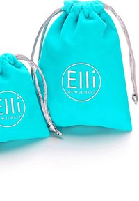Tyrkisk stof smykkeposer i to størrelser med snorelukninger. Har sølvtrykt logo: "Elli WE ♥ JEWELS." Glat tekstur.