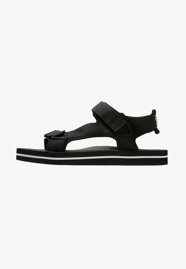 NEVIS - Matalakantaiset pistokkaat - black/white