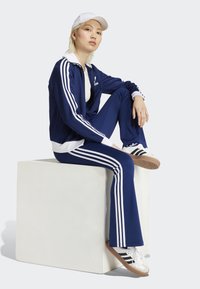 adidas Originals FLARED - Leggings - Calças - dark blue