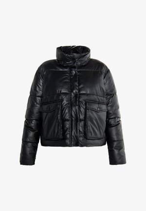 Jachetă puffer scurtă, de culoare neagră, fabricată dintr-un material lucios, cu guler înalt, patru buzunare frontale și închideri cu nasturi. Texturată cu cusături matlasate.