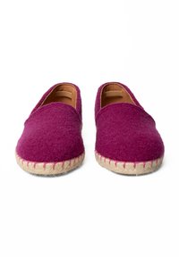 Scarpe slip-on fucsia in feltro con punta tonda, dotate di una suola in juta intrecciata e dettagli di cucitura rosa a contrasto. Interno liscio.