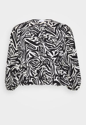 Bluzka w czarno-biały wzór zebry z falbaną u dołu, plisowanymi detalami, okrągłym dekoltem i długimi bufkowymi rękawami. Miękka tekstura tkaniny.
