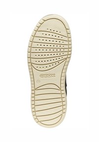 Semelle de chaussure noire avec un design en caoutchouc texturé, dotée de trous de drainage pour la respirabilité. Couleur beige clair avec des semelles à motif et un logo.