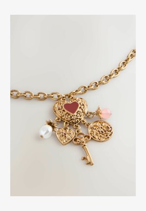 Cercei din aur cu charmuri în formă de inimă, o cheie și elemente decorative, având accente roșii, roz și perlate. Design și textură intricate.