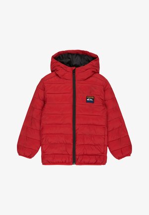 Jachetă puffer roșie cu glugă, având cusături orizontale, un fermoar negru și un mic patch cu logo pe pieptul stâng. Material neted și ușor.