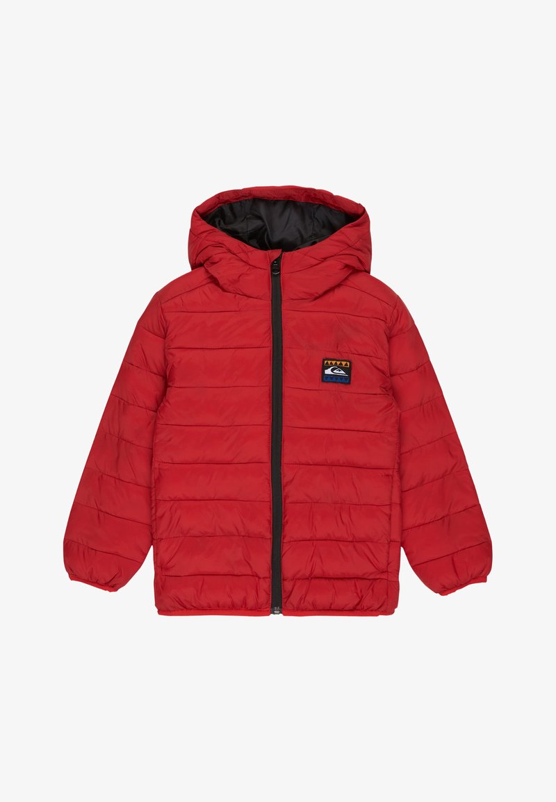 Rød termojakke med hætte, der har horisontale syninger, en sort lynlås og et lille logo patch på venstre bryst. Glat, letvægtsstof.