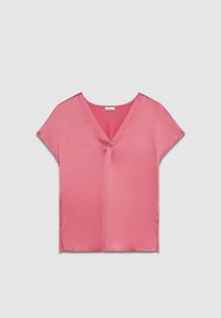 Růžová saténová blůza s krátkým rukávem a výstřihem do V, hladkou texturou a mírně volným střihem, s detailem předního švu.