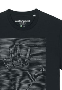 Schwarzes Baumwoll-T-Shirt mit einem wellenförmigen weißen Linien-Design, das die Textur verbessert. Das Markenlabel ist am Kragen sichtbar.
