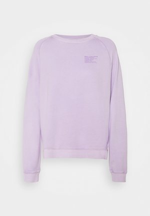 Sudadera de manga larga color lila con cuello redondo, puños y dobladillo acanalados, pequeño texto impreso en la parte superior izquierda del pecho.