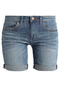 Shorts de denim en lavado azul claro, con puños enrollados, múltiples bolsillos y costuras en contraste a lo largo de los bordes. Cierre frontal con botón.
