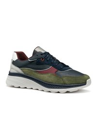 Sneaker da uomo in pelle blu navy, con dettagli in suede verde, una sezione centrale bordeaux, suola bianca spessa e linguetta in mesh testurizzato.