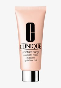 Clinique Moisture Surge Overnight Mask i en rosa tube med sølvkork, har fet svart tekst og en glatt, blank overflate.