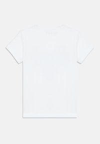 Biała bawełniana koszulka z krótkimi rękawami, klasycznym okrągłym dekoltem i gładką fakturą. Brak widocznych logo lub wzorów.