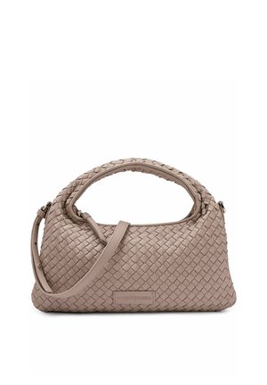 Hell taupe geflochtene Ledertasche mit Henkel oben und verstellbarem Schultergurt, rechteckige Form und dezentem Markenlabel auf der Vorderseite.