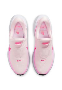 Sneakers rosa in mesh con design slip-on, suola bianca e accenti rosa brillante. Logo Nike sulla linguetta e sul lato.