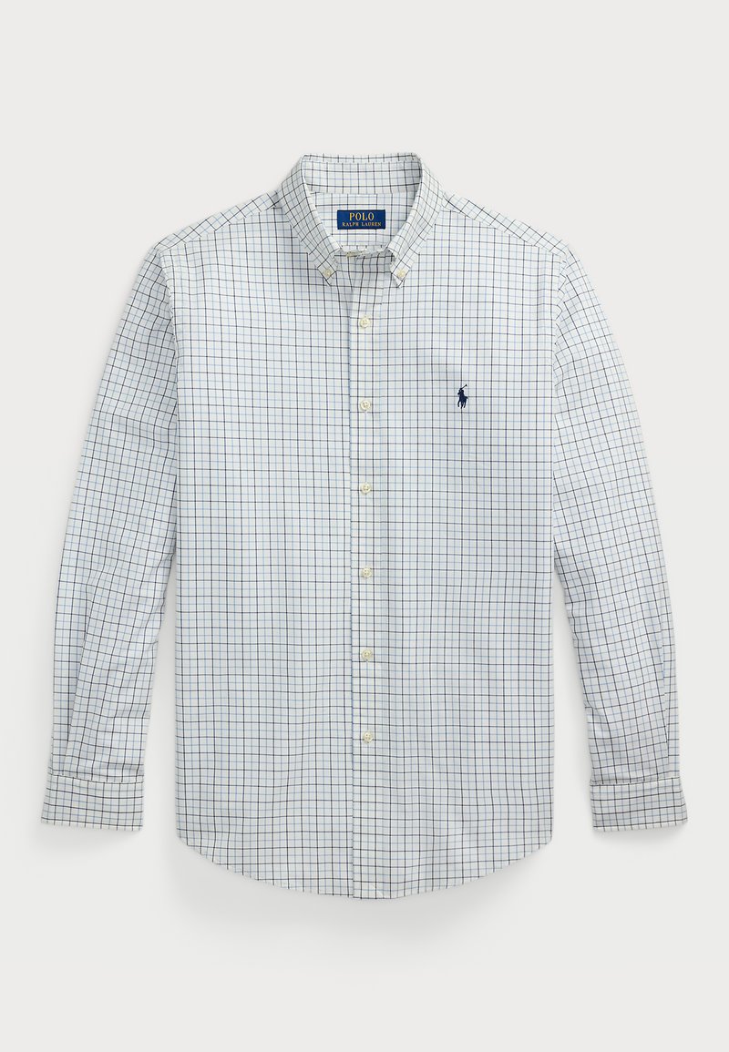 Biela a modrá kockovaná košeľa s dlhými rukávmi, vyrobená z bavlny, so špicatým golierom a vyšitým logom na hrudi.
