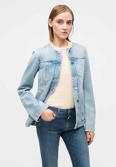 Veste en denim bleu clair avec un col rond, une fermeture à boutons sur le devant et des manches longues. Comprend deux poches avant et une coupe décontractée.