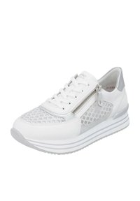 Weißer Sneaker mit Mesh- und Wildlederakzenten, ausgestattet mit einem seitlichen Reißverschluss, runder Zehenpartie und einer geriffelten weißen Sohle mit grauen Streifen.