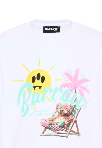 T-shirt blanc avec un graphisme éclatant représentant un soleil jaune, le texte "Barrow" en aqua, un palmier rose et un ours en peluche se détendant sur une chaise longue rayée.