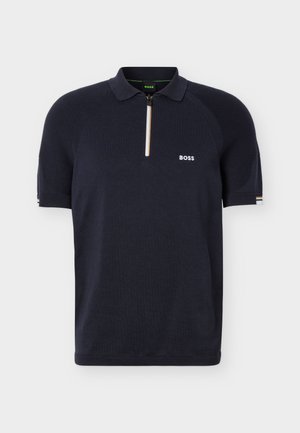 Tmavomodrá krátky rukáv polo košeľa s rebrovanými ramenami, bielym zipsom na golieri a logom "BOSS" na ľavej strane hrudníka.