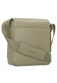 Bolso bandolera rectangular en imitación cuero de color verde oliva claro. Cuenta con una amplia correa de tela y una tapa frontal con un bolsillo plano. Textura suave.