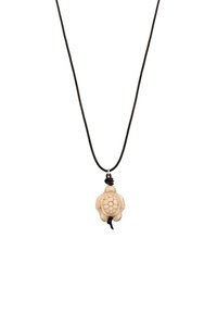 Schildpaddenhanger ketting gemaakt van lichtgekleurde materialen, met gedetailleerde schelppatronen, aan een zwarte draad met eenvoudige knoopaccenten.