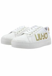 Sneakers bianchi in pelle con una suola in gomma spessa, caratterizzati da un design testurizzato e logo oro "LIU•JO" sul lato esterno.