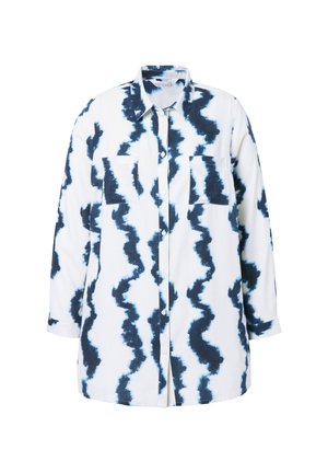 Koszula z długim rękawem w białym materiale z niebieskim falistym wzorem tie-dye, z kołnierzykiem i dwiema kieszeniami na piersi. Slim fit z zapięciem na guziki.