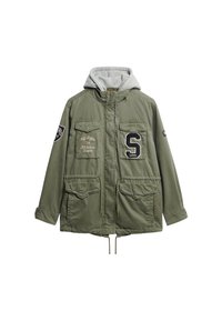 Oliwkowa kurtka z szarym kapturem, z wieloma przednimi kieszeniami, haftowanymi naszywkami, ściąganym dołem i luźnym krojem.