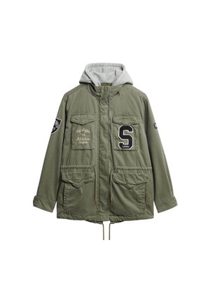 Veste vert olive avec capuche grise, plusieurs poches avant, patches brodés, ourlet à cordon de serrage et coupe décontractée.