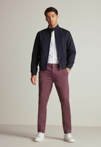 Next - SLIM FIT - Hlače chino - purple Miniaturna slika 1