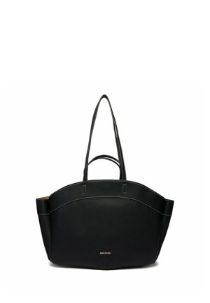 Borsa tote in pelle nera con manici lunghi e corti, bordo superiore curvo e piccolo logo oro del marchio al centro davanti.