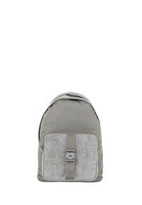 Zaino in tessuto grigio con una texture liscia, dotato di una tasca frontale con zip, un pannello decorato e spallacci regolabili. Accenti in metallo silver.