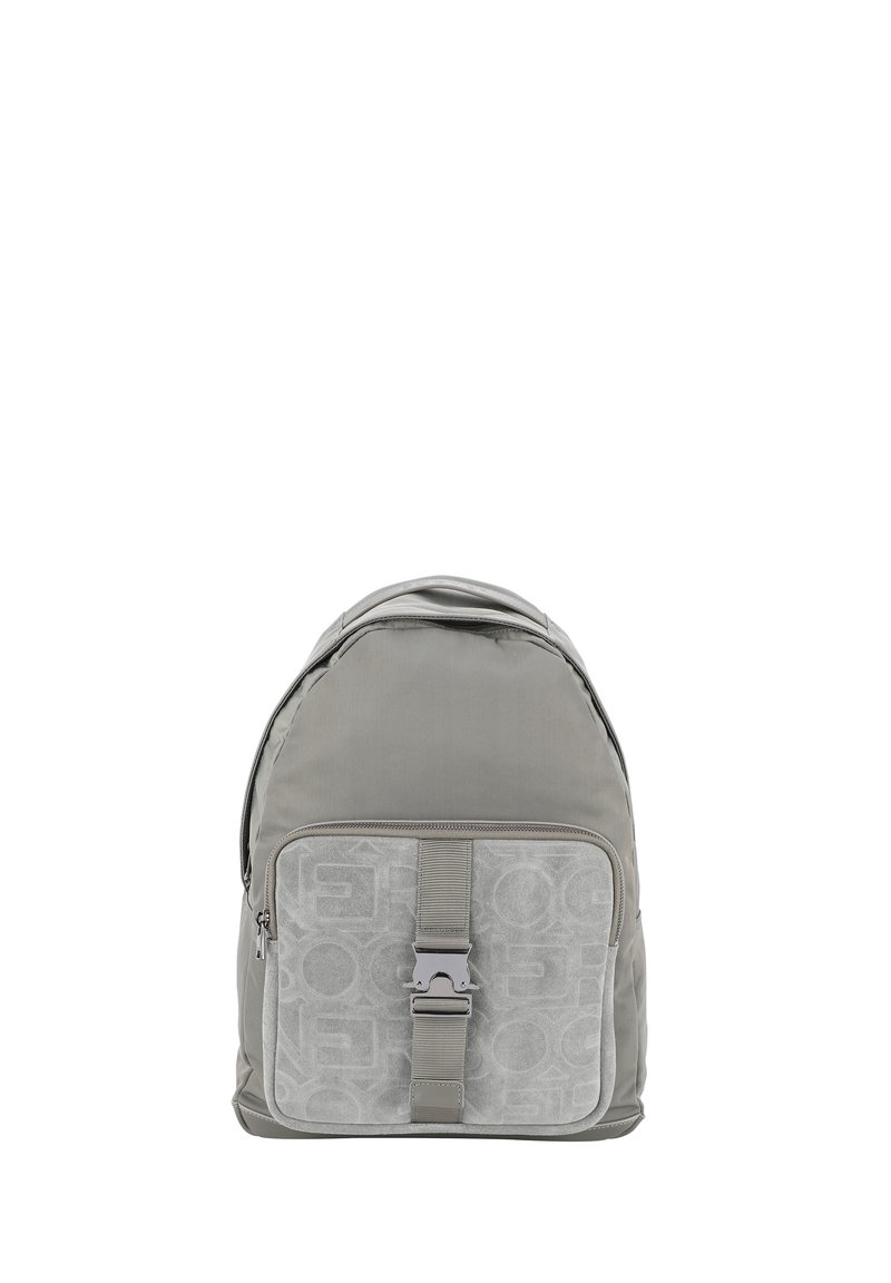 Zaino in tessuto grigio con una texture liscia, dotato di una tasca frontale con zip, un pannello decorato e spallacci regolabili. Accenti in metallo silver.