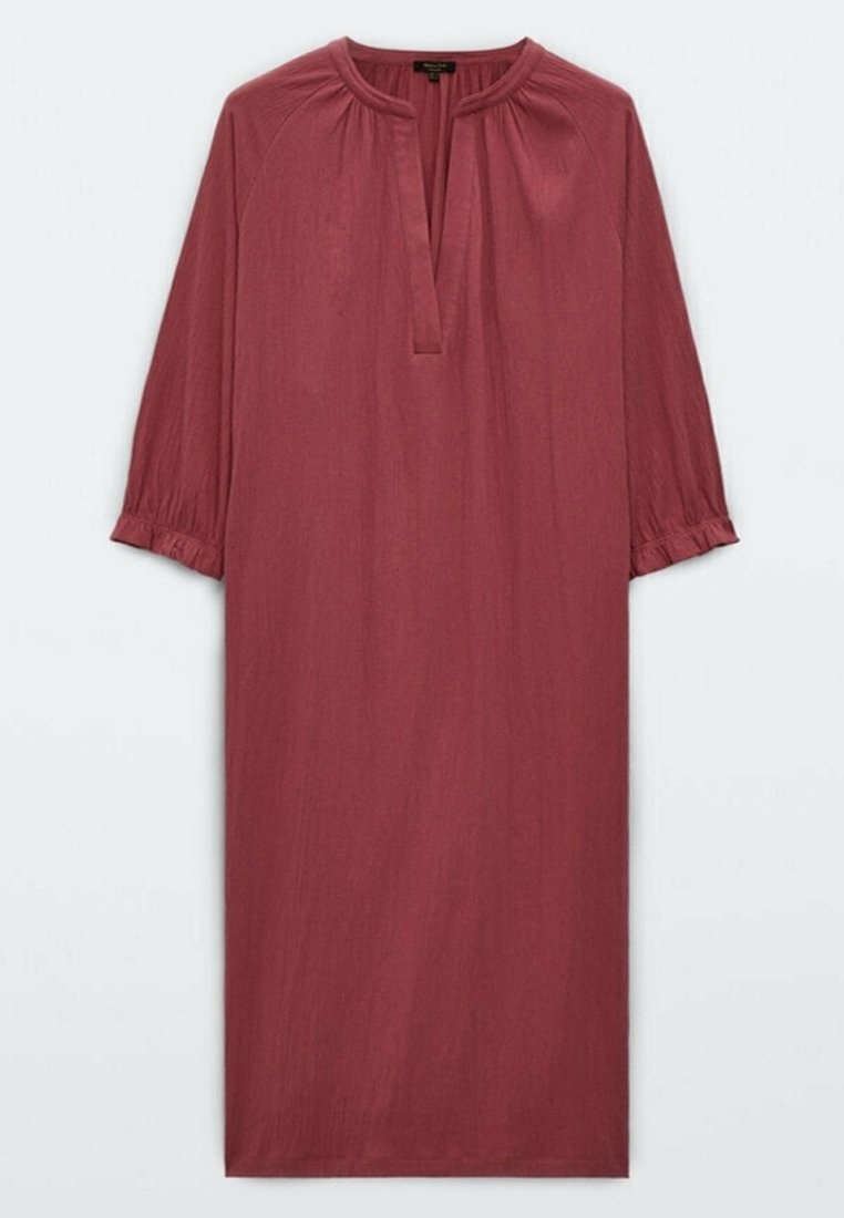 Robe longue mauve avec manches 3/4 froncées, col rond et fente en V à l'avant, présentée sur un fond uni.