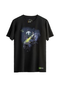 Zwarte katoenen T-shirt met een kleurrijke ruimte-thema graphic, featuring planeten, een raket en details van een melkweg, inclusief een groen NVIDIA-logo.