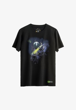 T-shirt nera in cotone con una grafica colorata a tema spaziale che presenta pianeti, razzi e dettagli di galassia, inclusa una logo verde NVIDIA.