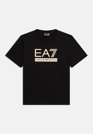 T-shirt noir à manches courtes avec col rond, présentant un grand logo beige "EA7 Emporio Armani" au centre devant.