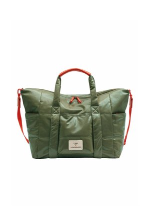 Sac de sport rectangulaire vert avec poignées rouges et tirettes de fermeture éclair, logo sur la face avant et poches latérales, isolé sur fond blanc.