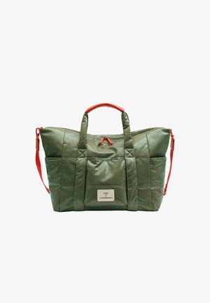 Sac de sport rectangulaire vert avec poignées rouges et tirettes de fermeture éclair, logo sur la face avant et poches latérales, isolé sur fond blanc.