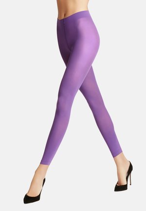 Leggings viola con una trama liscia e elastica e una vita alta, abbinati a tacchi alti neri.
