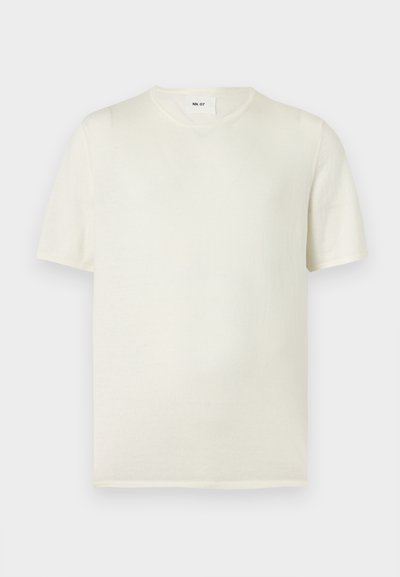 Απλό λευκό κοντομάνικο T-shirt με στρογγυλή λαιμόκοψη και μικρή λευκή ετικέτα μέσα στη γιακά με το κείμενο "NN.07" σε μαύρα γράμματα.