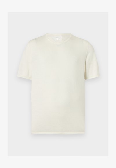 Απλό λευκό κοντομάνικο T-shirt με στρογγυλή λαιμόκοψη και μικρή λευκή ετικέτα μέσα στη γιακά με το κείμενο "NN.07" σε μαύρα γράμματα.