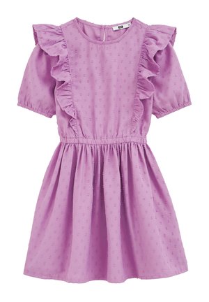 Vestido lila con mangas cortas abullonadas, acentos con volantes a lo largo del cuerpo, y una tela texturizada con pequeños puntos en relieve. Cintura elástica.