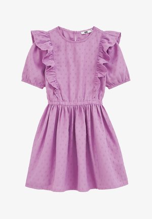 Lila haljina s kratkim napuhanim rukavima, volanima duž tijela i teksturiranom tkaninom s malim uzdignutim točkicama. Elastični pojas.