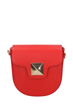 Borsa a tracolla in pelle rossa con forma curva, presenta una chiusura con borchia a piramide dorata e un cappuccio piatto con dettagli di cucitura minimi.