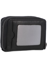 Zwarte leren portemonnee met een gestructureerde afwerking, ritsluiting en doorzichtige ID-vak; heeft contrasterende stiksels en een zilveren rits.