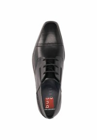Zapato de vestir de cuero negro con un acabado suave, punta redonda y diseño de cordones. Presenta costuras sutiles y una plantilla de marca.