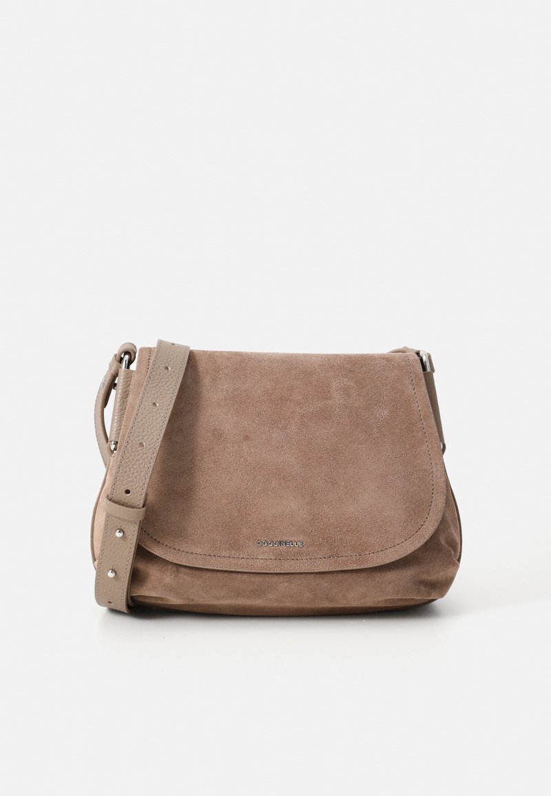 Borsa a tracolla in suede marrone con chiusura a pattina, superficie texturizzata, tracolla regolabile e un discreto dettaglio del logo sul fronte. Design compatto.